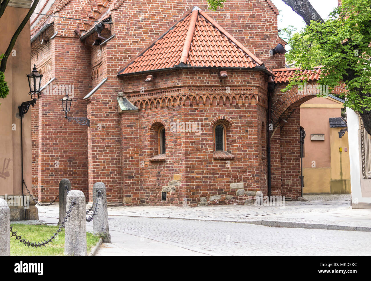Alten Ziegel Kirche im romanischen Stil. Apsis an der Ostseite und Knödel Tor. Fliesen, Ziegel, Dekoration. St. Giles Kirche in Wroclaw, Polen. Stockfoto