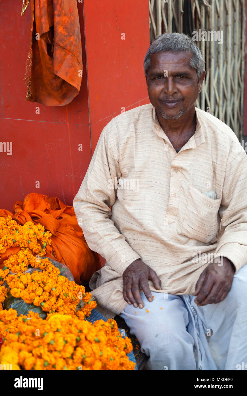 Auf jeder Straße in Indien finden Sie jemand mit einem Straße verkaufen Girlanden abgewürgt. Dieses Herrn Stall ist in Varanasi, wo viele Hindus ein Pi machen Stockfoto