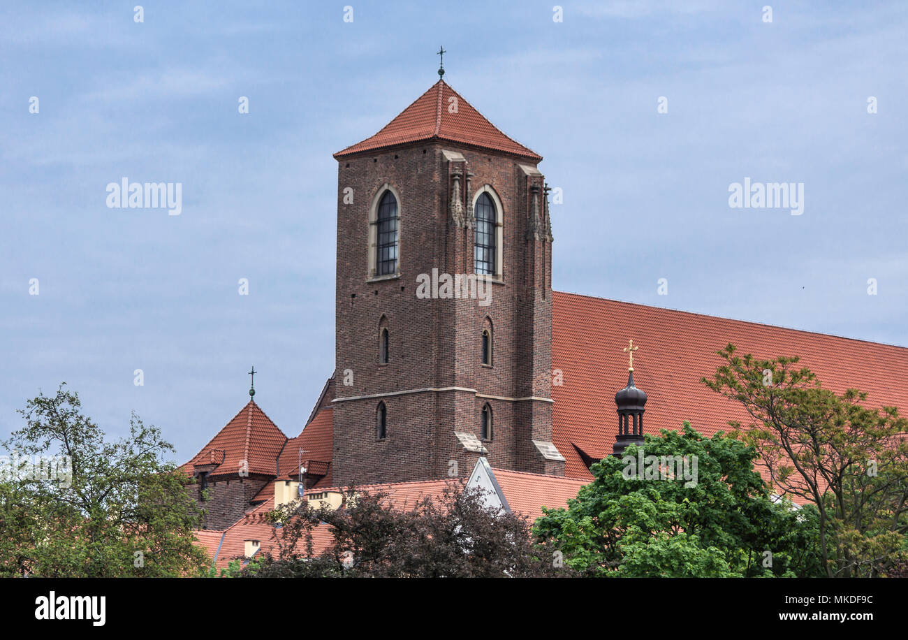 Der quadratische Turm der Kirche im gotischen Stil. Stein Dekor, Fenster, Kacheln. Kirche der Seligen Jungfrau Maria auf dem Sand in Wroclaw, Polen. Stockfoto