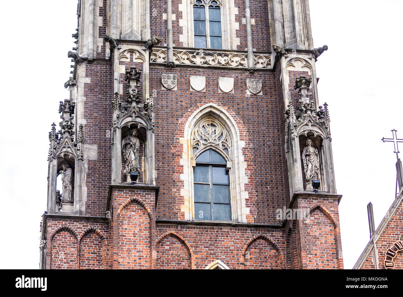 Architektonische Details der Kathedrale im gotischen Stil. Hauptfassade, Skulpturen, Stein Dekor. Dom St. Johannes der Täufer in Wroclaw, Polen. Stockfoto