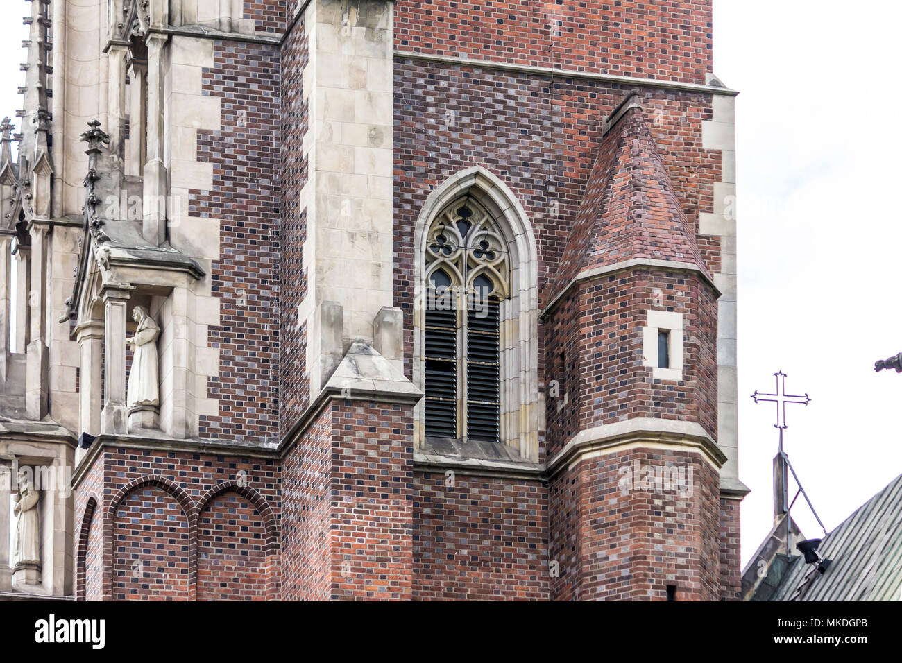 Architektonische Details der Kathedrale im gotischen Stil. Hauptfassade, Skulpturen, Stein Dekor. Dom St. Johannes der Täufer in Wroclaw, Polen. Stockfoto