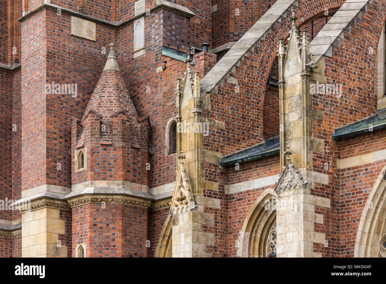 Details von der Kathedrale im gotischen Stil. Die seitliche Fassade, Flying buttress, Skulpturen, Dekor. Dom St. Johannes der Täufer in Wroclaw, Polen. Stockfoto