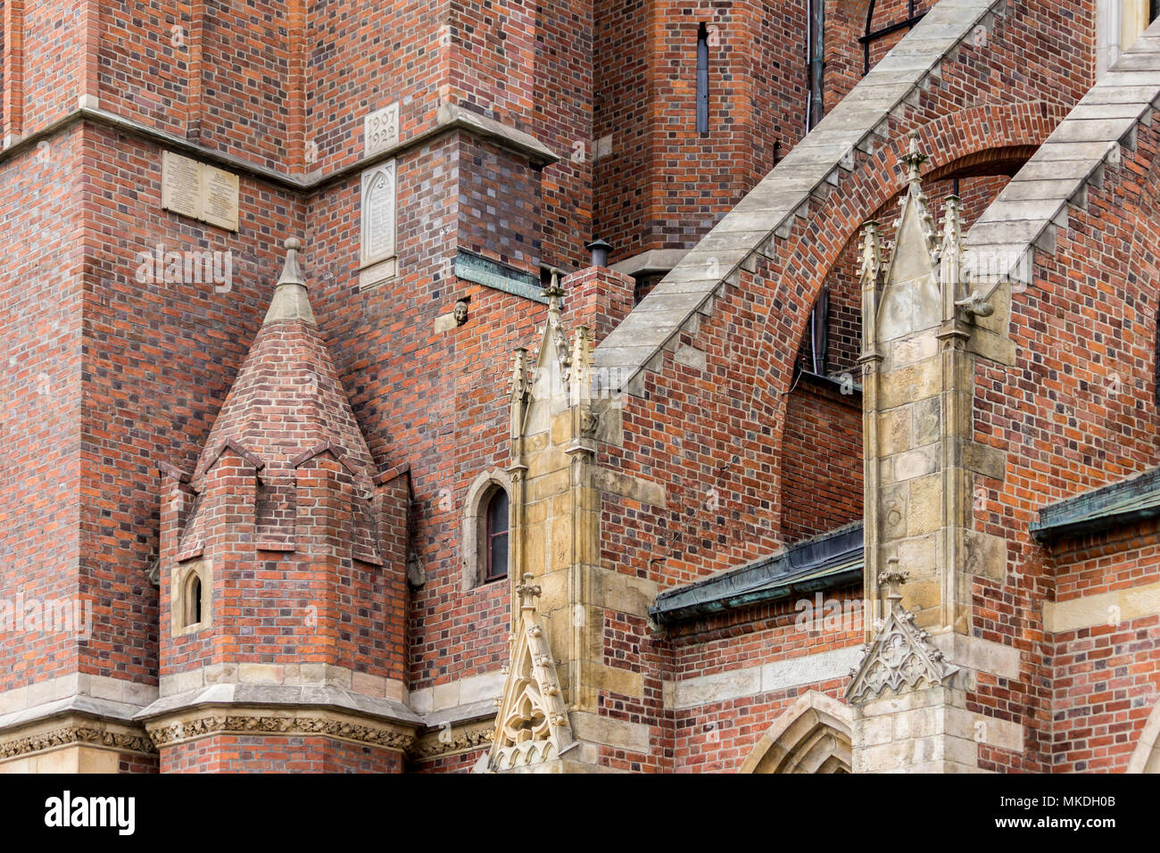 Details von der Kathedrale im gotischen Stil. Die seitliche Fassade, Flying buttress, Skulpturen, Dekor. Dom St. Johannes der Täufer in Wroclaw, Polen. Stockfoto