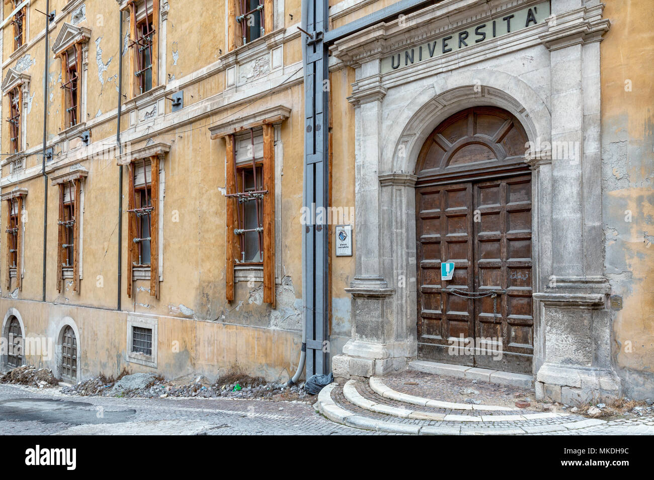 Ruiniert Universität Gebäude durch das Erdbeben vom 6. April 2009 in L'Aquila, Abruzzen, Italien zerstört Stockfoto