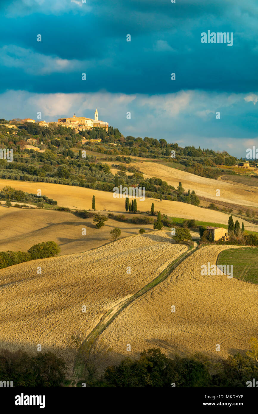 Abend-Sonne über Stadt Pienza und die Landschaft der Toskana, Italien Stockfoto