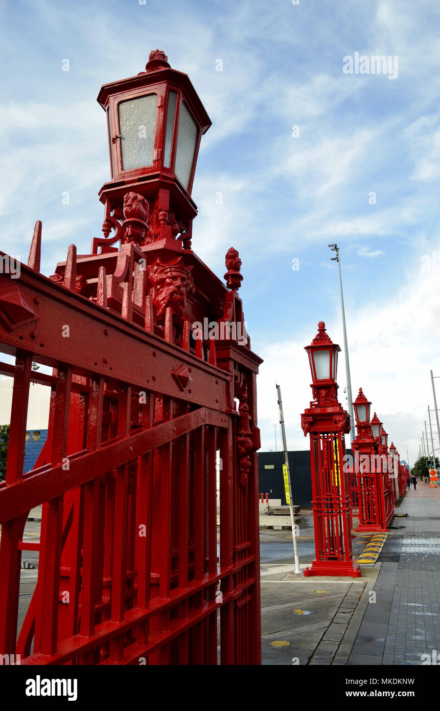 Rote metall Geländer. Auckland, Neuseeland. Stockfoto