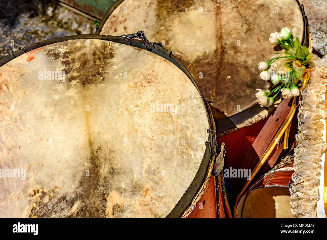 Details der Trommeln in Leder, Holz und Metall mit Blumen dekorieren und während Populäre brasilianische Party verwendet Stockfoto