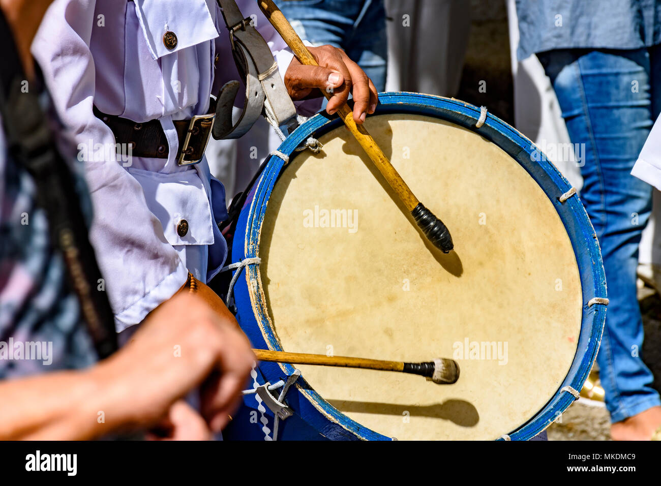 Drums, in der Feier der brasilianischen Folklore zu Ehren des Heiligen Jorge gespielt Stockfoto