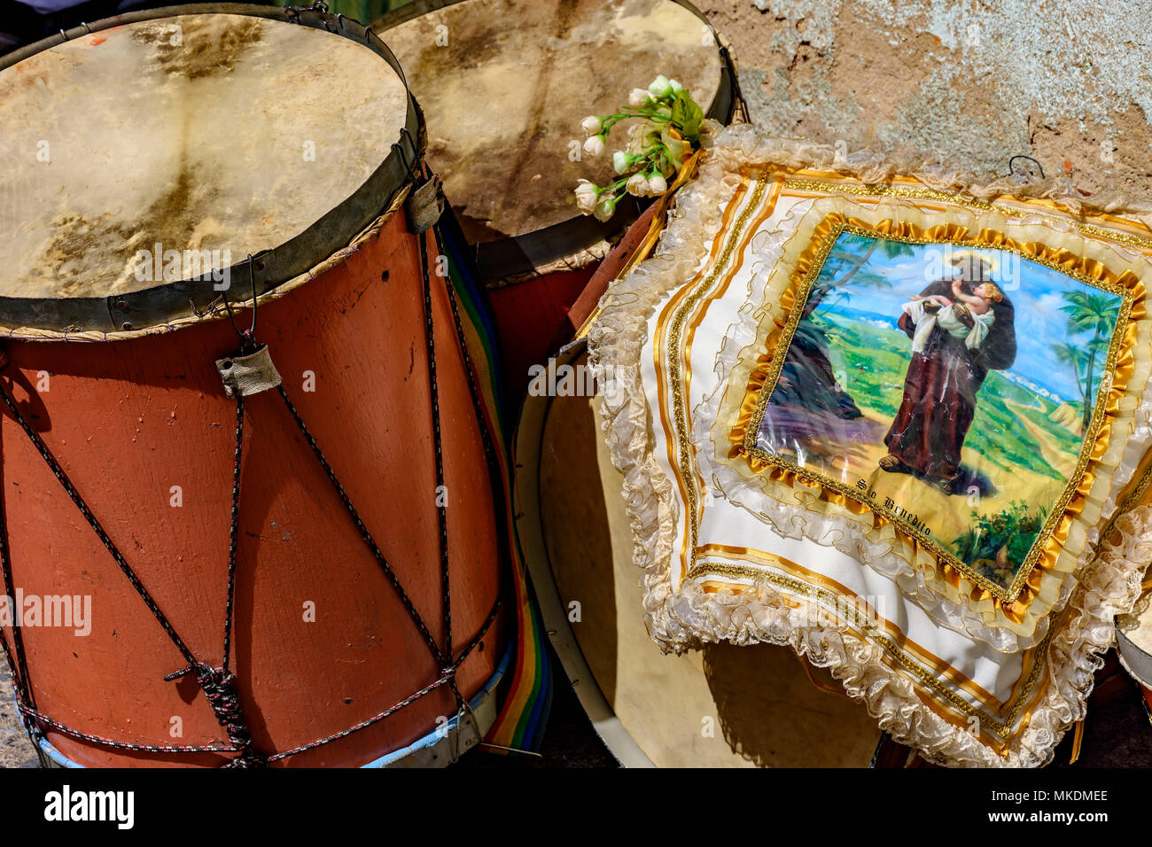 Details der Trommeln in Leder, Holz und Metall mit Blumen dekorieren und während der Brasilianischen religiösen Volkspartei verwendet Stockfoto