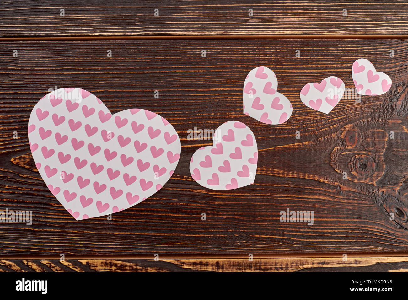 Papier Herzen mit einem Muster von Herzen. Set aus bunten Herzen für Valentines Urlaub. Idee der festliche Dekoration. Stockfoto
