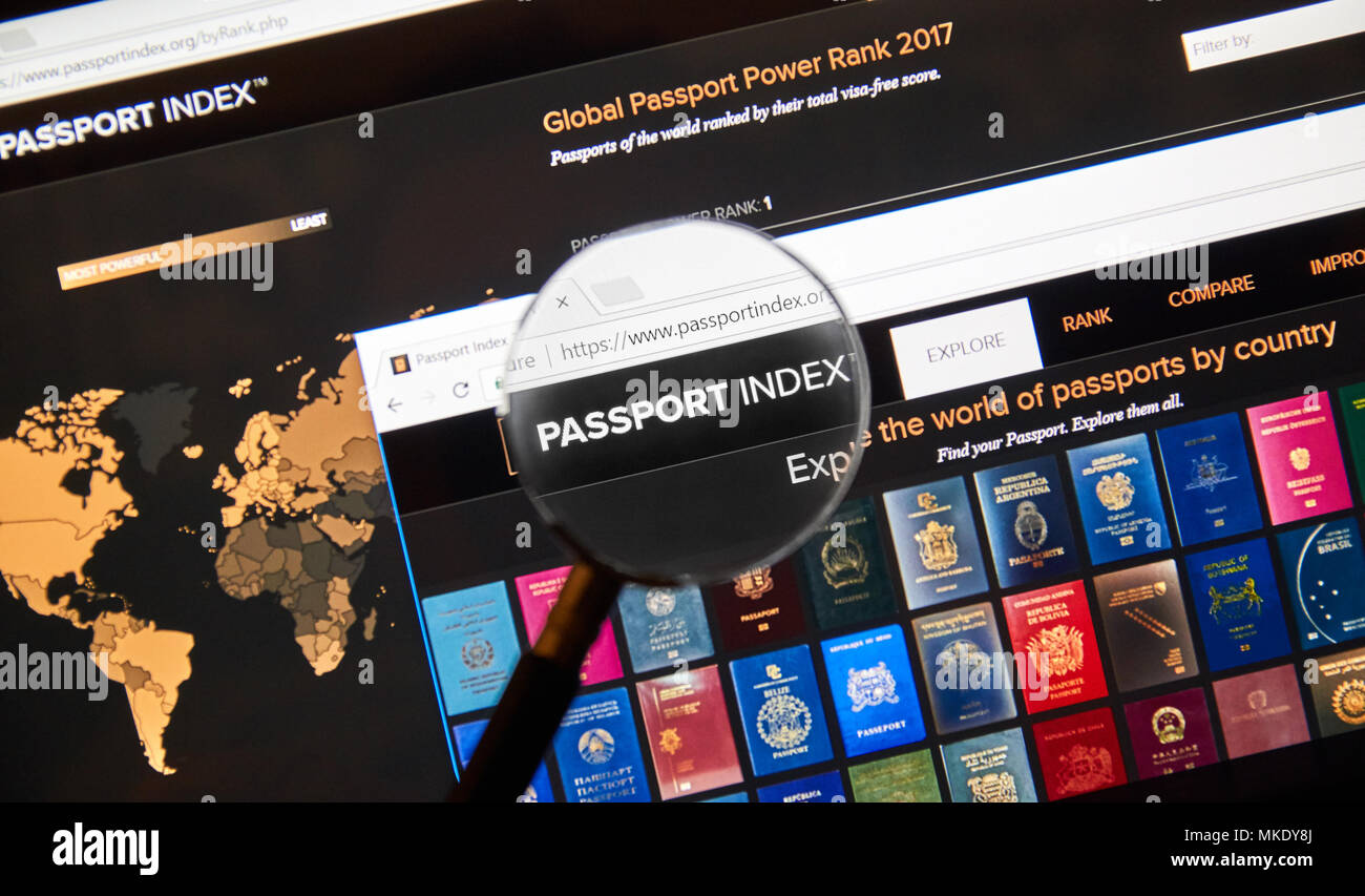 MONTREAL, KANADA - 10. MÄRZ 2018: Reisepass index Web Seite unter der Lupe. Reisepass Index ist eine globale Rangliste der Länder nach dem Tr Stockfoto