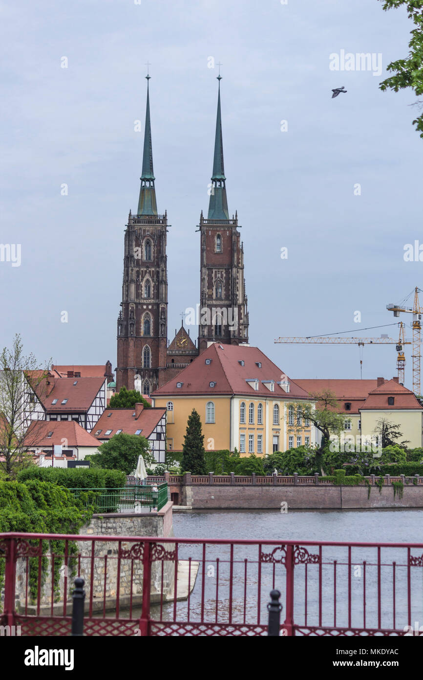 Zwei hohe Türme der Kathedrale im Gotischen Stil. Hauptfassade von der Seite der Oder. Dom St. Johannes der Täufer in Wroclaw, Polen. Stockfoto