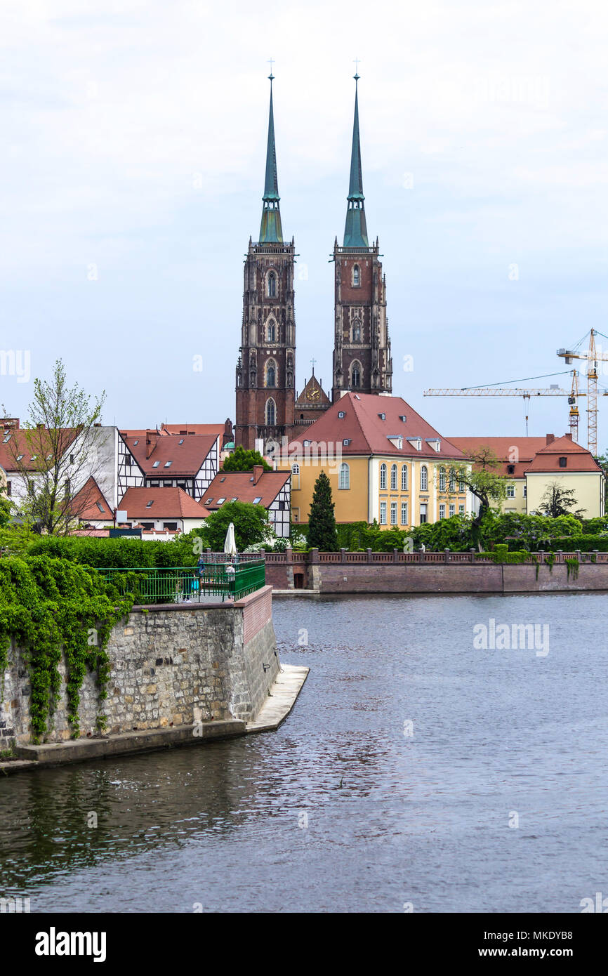 Zwei hohe Türme der Kathedrale im Gotischen Stil. Hauptfassade von der Seite der Oder. Dom St. Johannes der Täufer in Wroclaw, Polen. Stockfoto