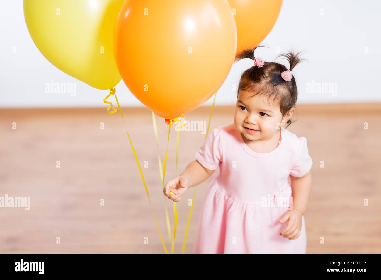 Happy Baby Mädchen mit Ballons auf Geburtstag Stockfoto