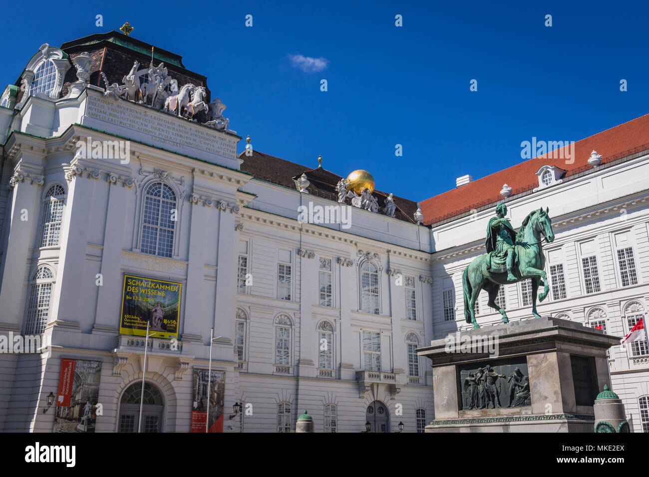 Reiterstatue des Heiligen Römischen Kaiser Joseph II. in der Österreichischen Nationalbibliothek in Wien, Österreich, mit Blick auf die Hofburg Flügel genannt Redou Stockfoto