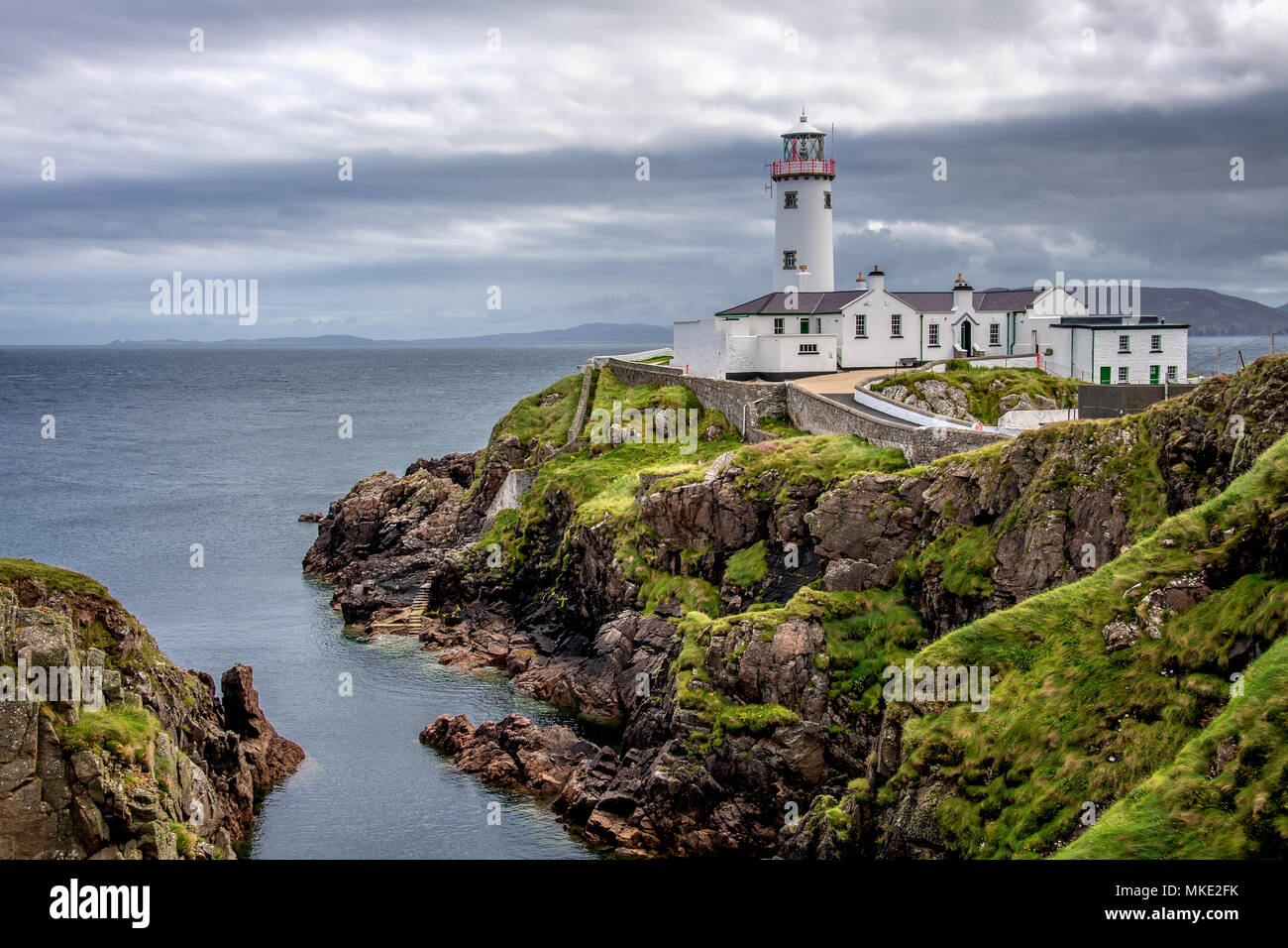 Fanad Head Lighthouse auf einem sonnigen Sommern Nachmittag an der nördlichen Küste von Co Donegal, Irland. Stockfoto