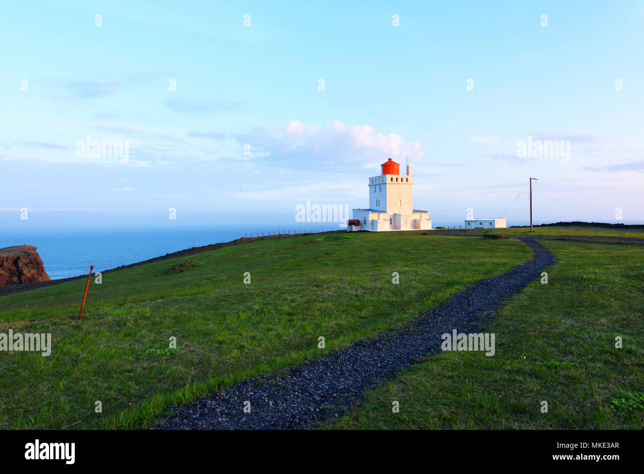 Weißen Leuchtturm am Kap Dyrholaey Stockfoto