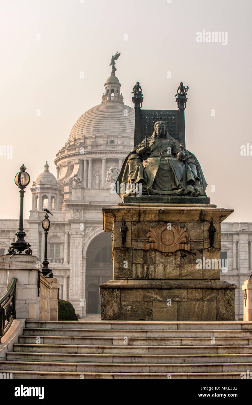 Große Bronze Statue von Queen Victoria auf einem Marmor Sockel vor dem