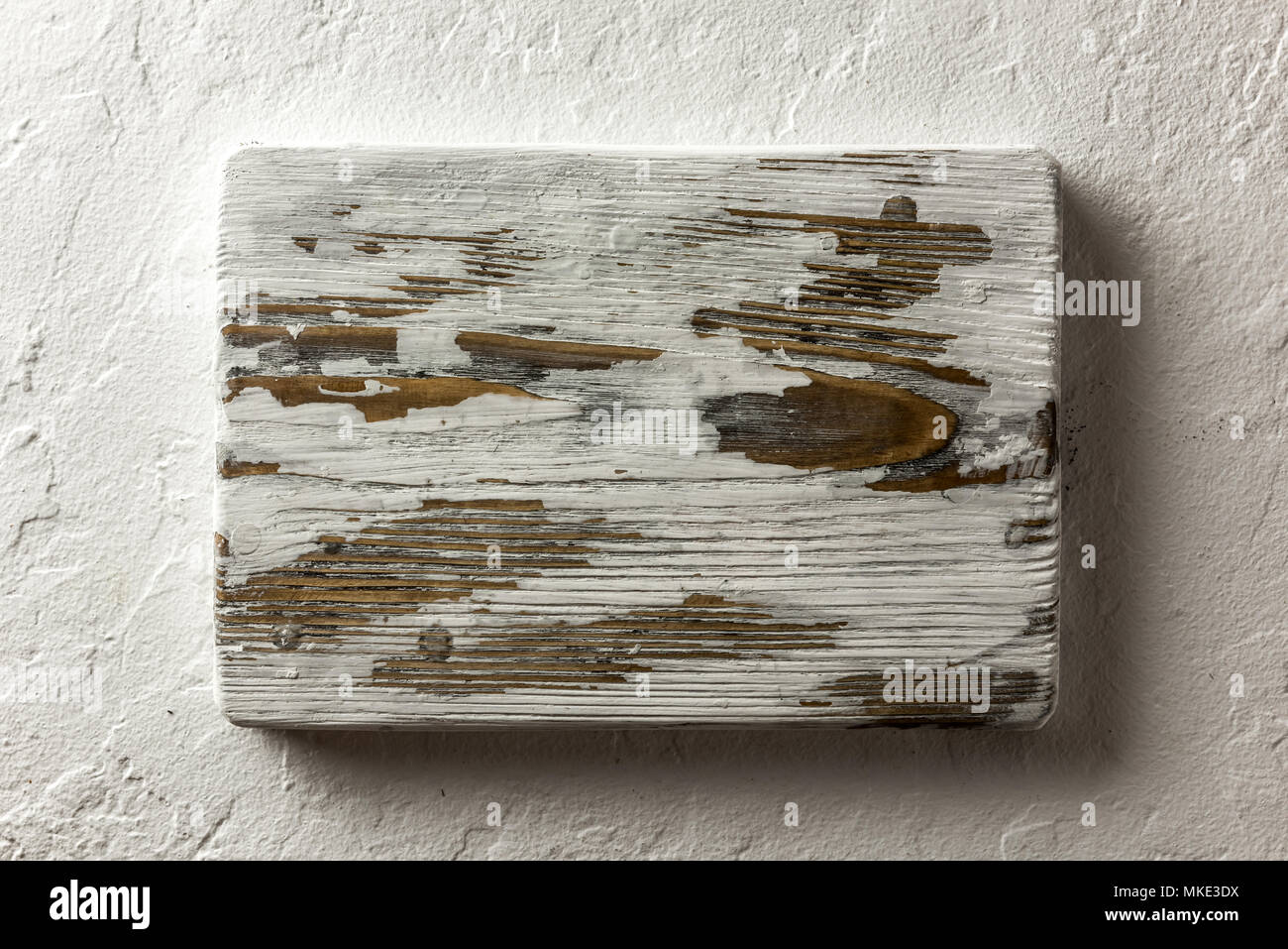 Alte weiße Holz Brett auf grunge konkrete Tabelle Stockfoto