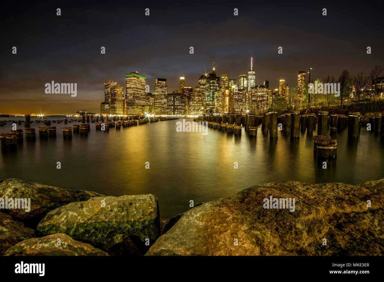 Nacht Blick auf Manhattan Skyline mit dem städtischen Lichter im Wasser des Hudson River nieder. New York, USA. Stockfoto