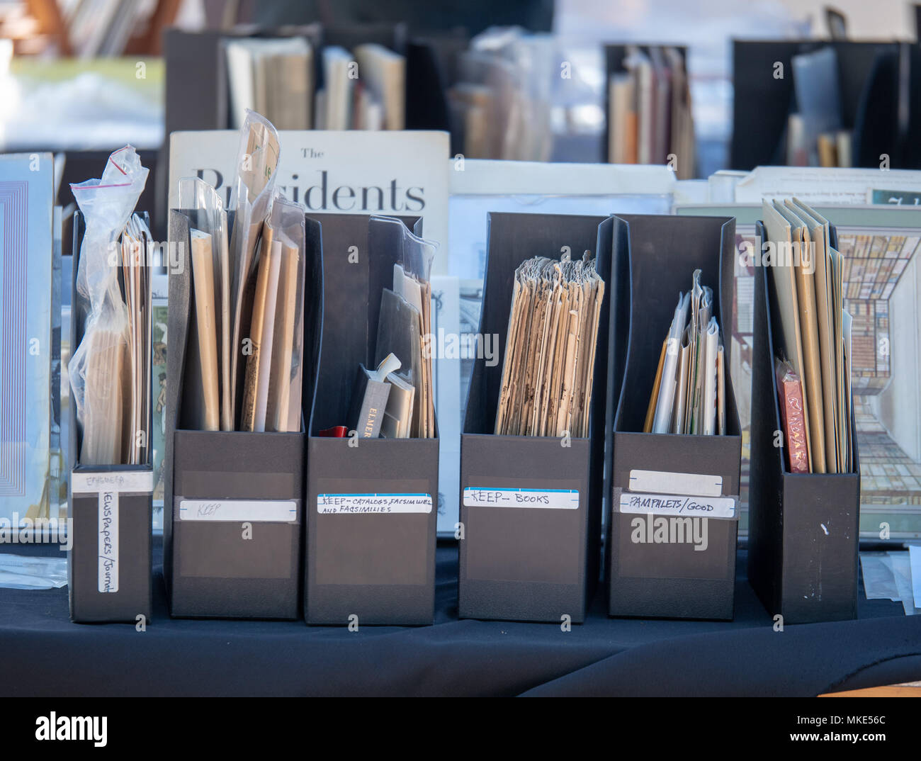 Verschiedene Bücher, Broschüren, Zeitungen und Zeitschriften in Behälter organisiert Stockfoto