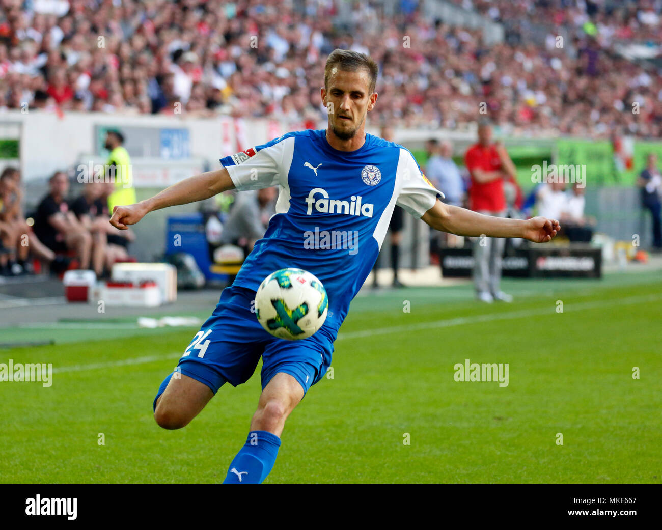 Sport, Fußball, 2. Bundesliga, 2017/2018, Fortuna Düsseldorf vs Holstein Kiel 1:1, Esprit Arena Düsseldorf, Szene des Spiels, Dominick Drexler (Kiel) in Ballbesitz Stockfoto