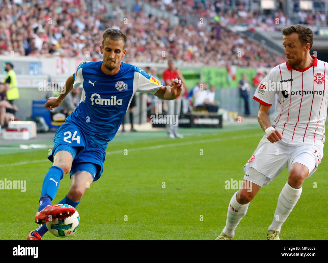 Sport, Fußball, 2. Bundesliga, 2017/2018, Fortuna Düsseldorf vs Holstein Kiel 1:1, Esprit Arena Düsseldorf, Szene des Spiels, Dominick Drexler (Kiel) in Ballbesitz, rechts Adam Bodzek (Fortuna) Stockfoto