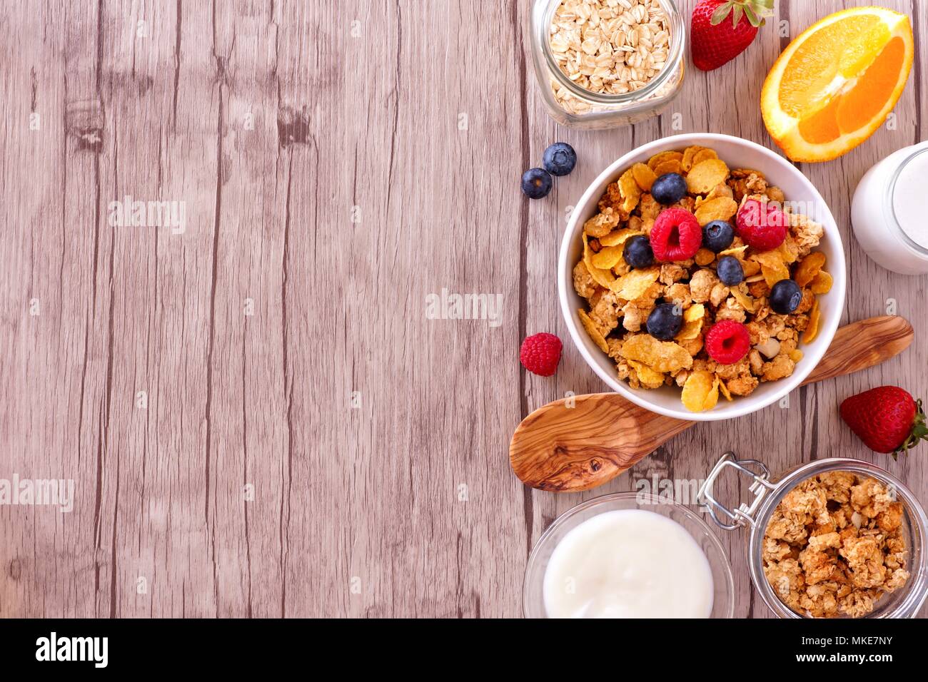 Getreide- und Zutaten für ein gesundes Frühstück, eine Seite über eine Holz Hintergrund. Ansicht von oben. Kopieren Sie Platz. Stockfoto