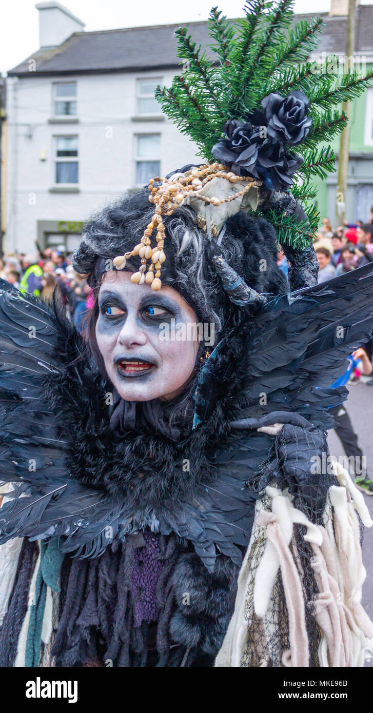 Farbenfroh gekleideten Street Performer Teil eines Jazz Festival Prozession als Hexe tanzen auf der Straße von ballydehob, Irland gekleidet Stockfoto