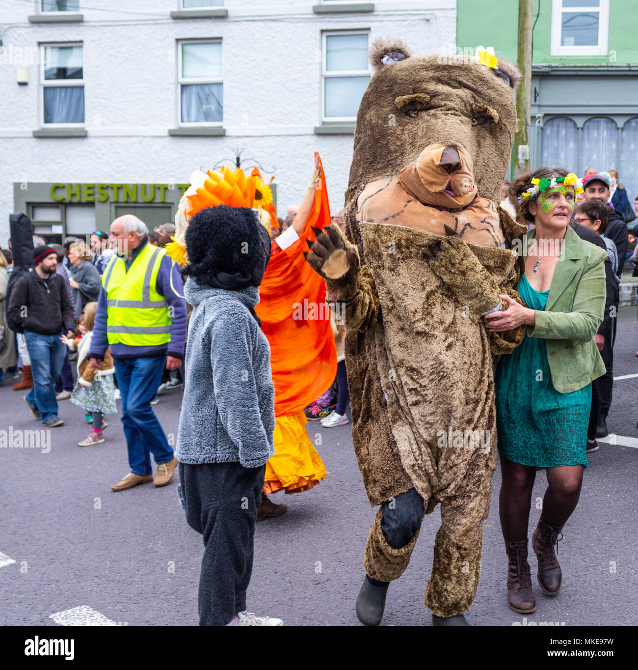 Straßenkünstler, die an einem Jazz Festival Street Prozession, ihre bunten Kostüme und Tanz mit der Musik. Ballydehob, Irland. Stockfoto