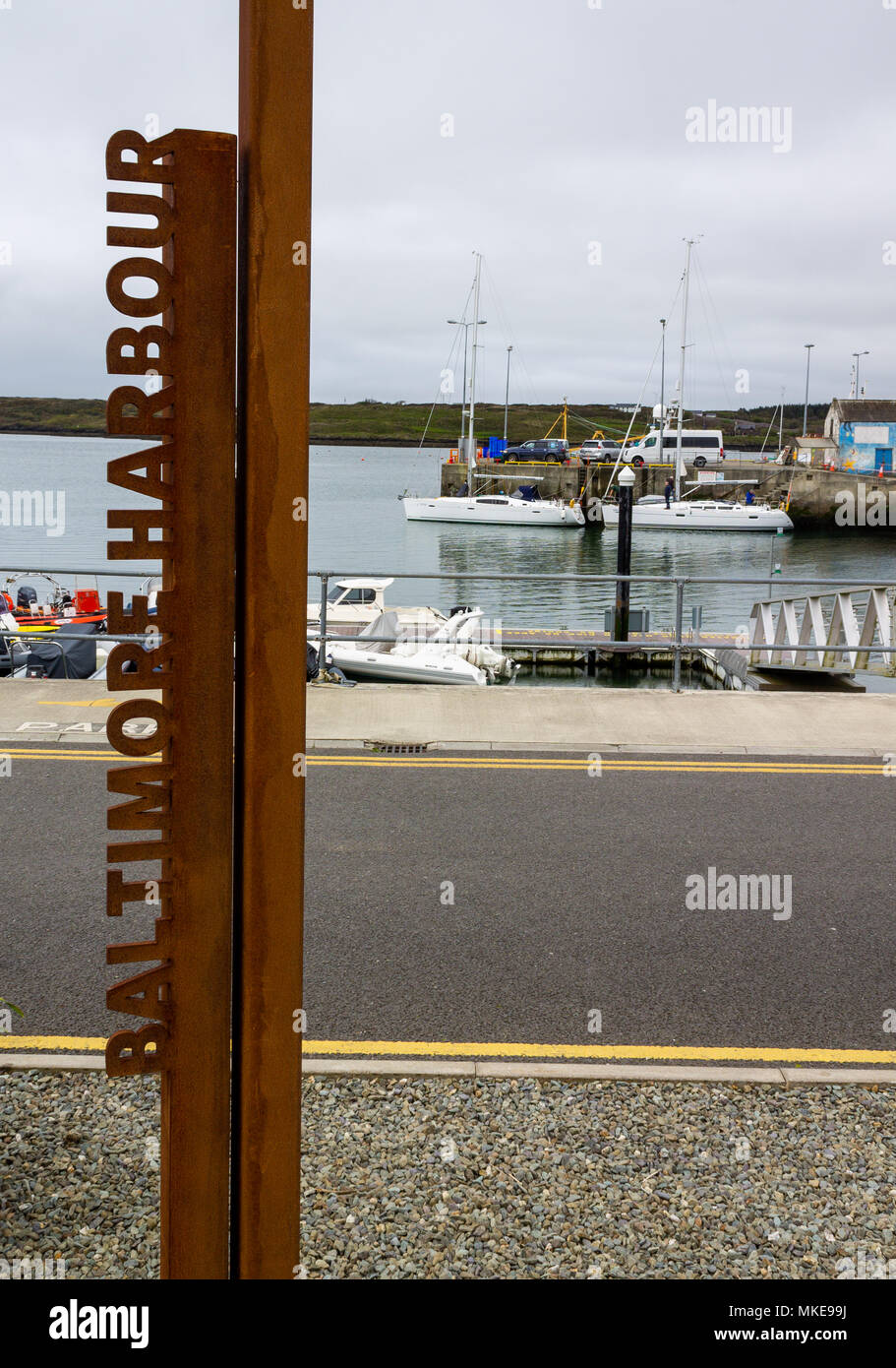 Schild aus Metall Buchstaben Rechtschreibung Baltimore Harbor, Irland und erlaubt im Salz Meer Luft zu Rost. Stockfoto
