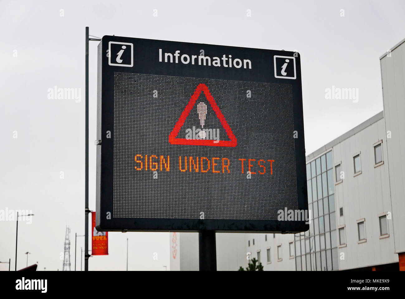 Elektronisches Schild mit Verkehrsinformationen wird geprüft Stockfoto