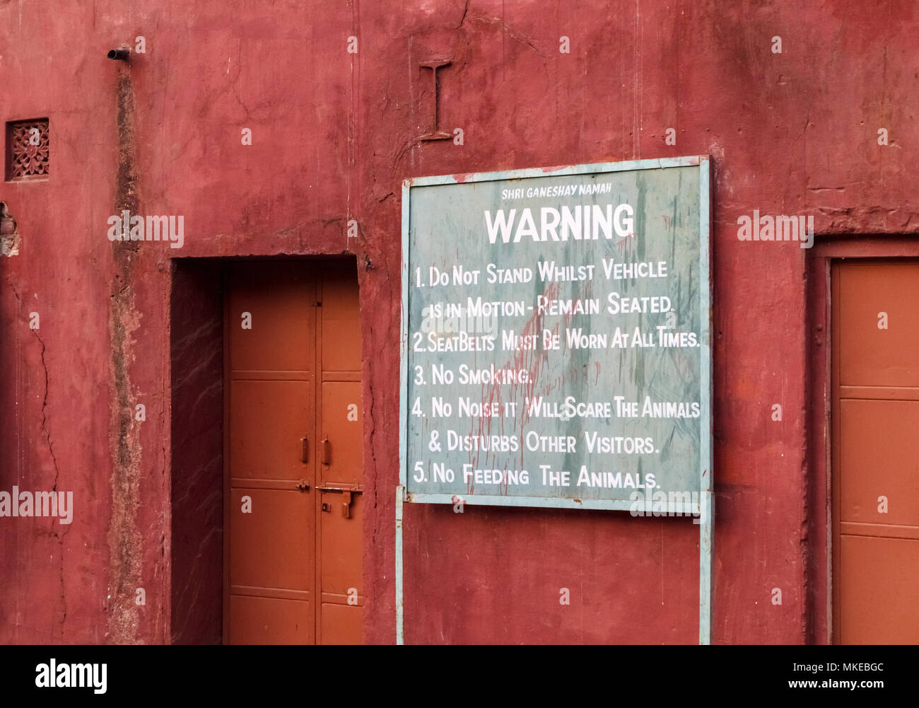 Safari Verhalten der Touristen Warnschild am Eingang zum Ranthambore Nationalpark, Projekt Tiger Reserve, Rajasthan, Nordindien Stockfoto
