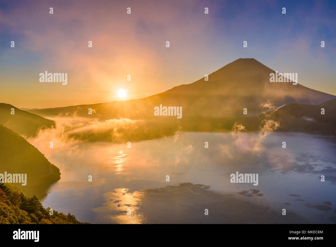 Mt. Fuji, Japan herbst Dämmerung an Motosu See. Stockfoto