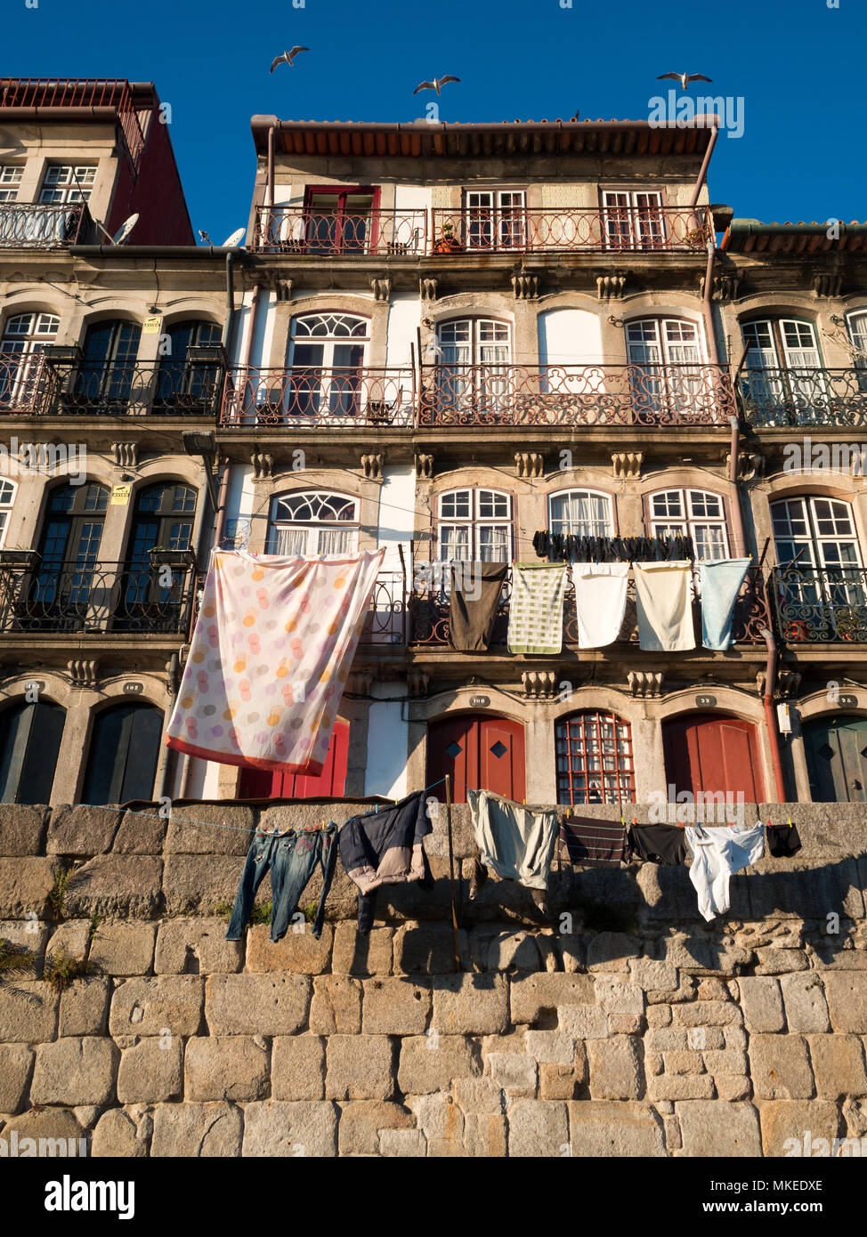 Tücher hängen an den Fenstern der Ribeira, Porto zu trocknen Stockfoto