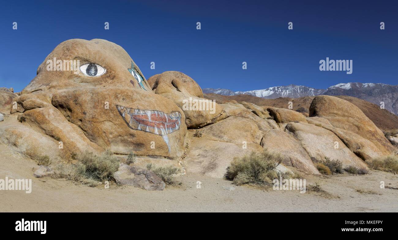 Alptraum gemalt Felsen namens Brenda in Alabama Hills vor Lone Pine auf der östlichen Flanke der Sierra Nevada, Kalifornien, USA Stockfoto