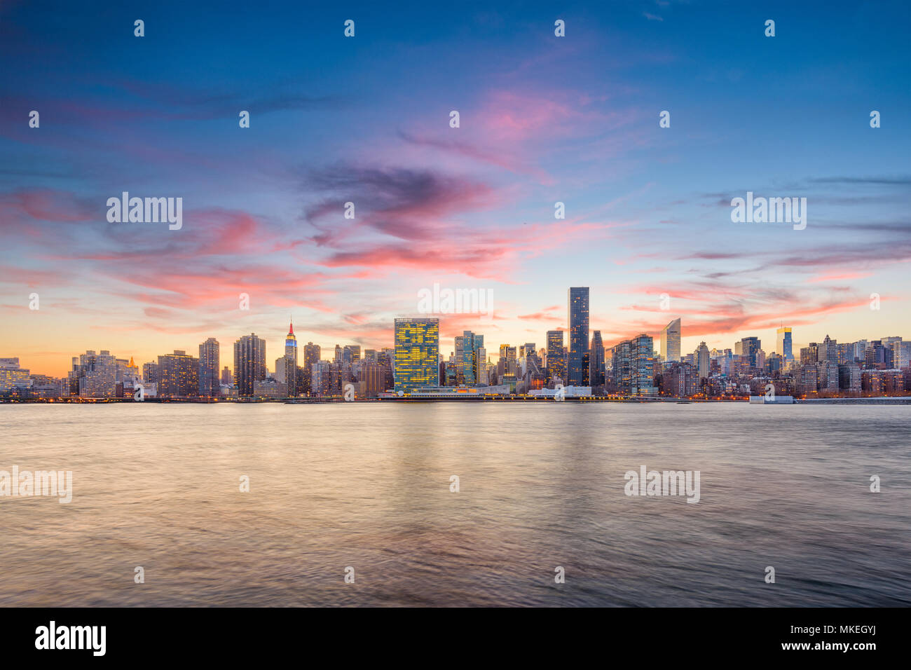 New York, New York, USA Skyline der Stadt aus über den East River in der Abenddämmerung. Stockfoto