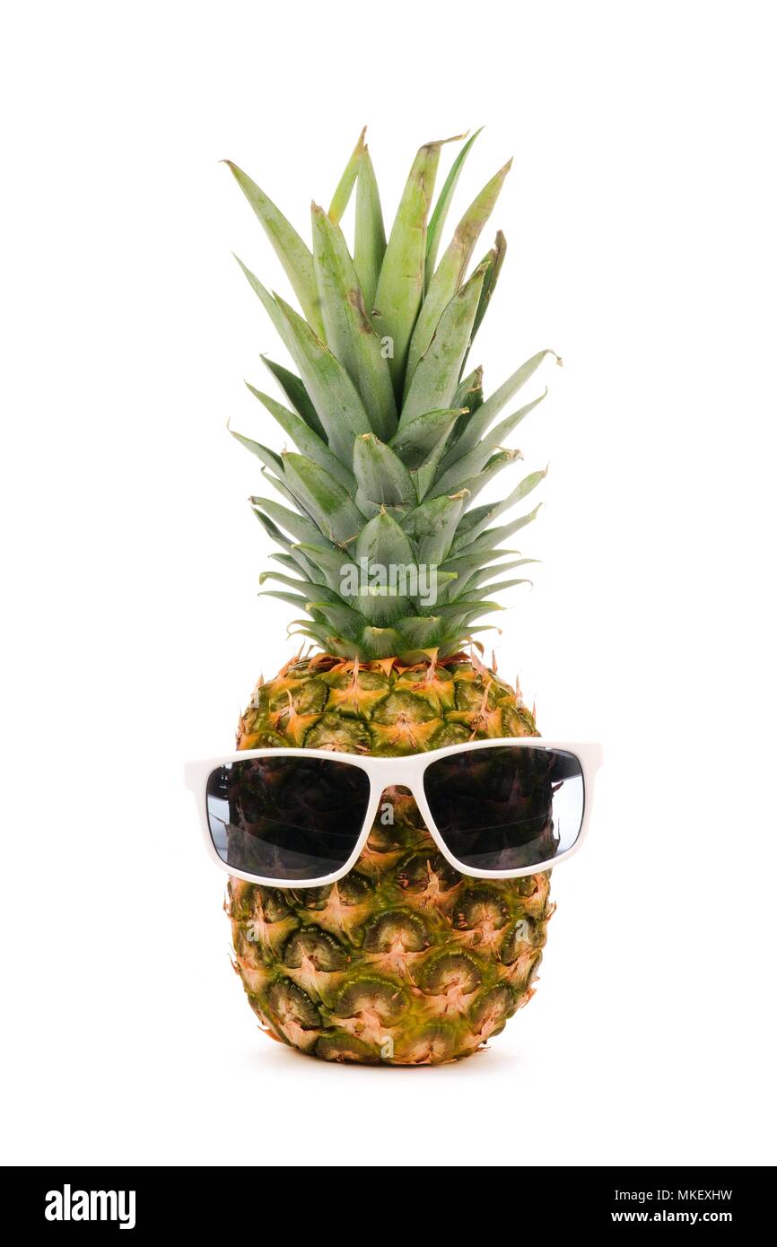 Hipster Ananas mit Trendy Sonnenbrille auf weißem Hintergrund Stockfoto