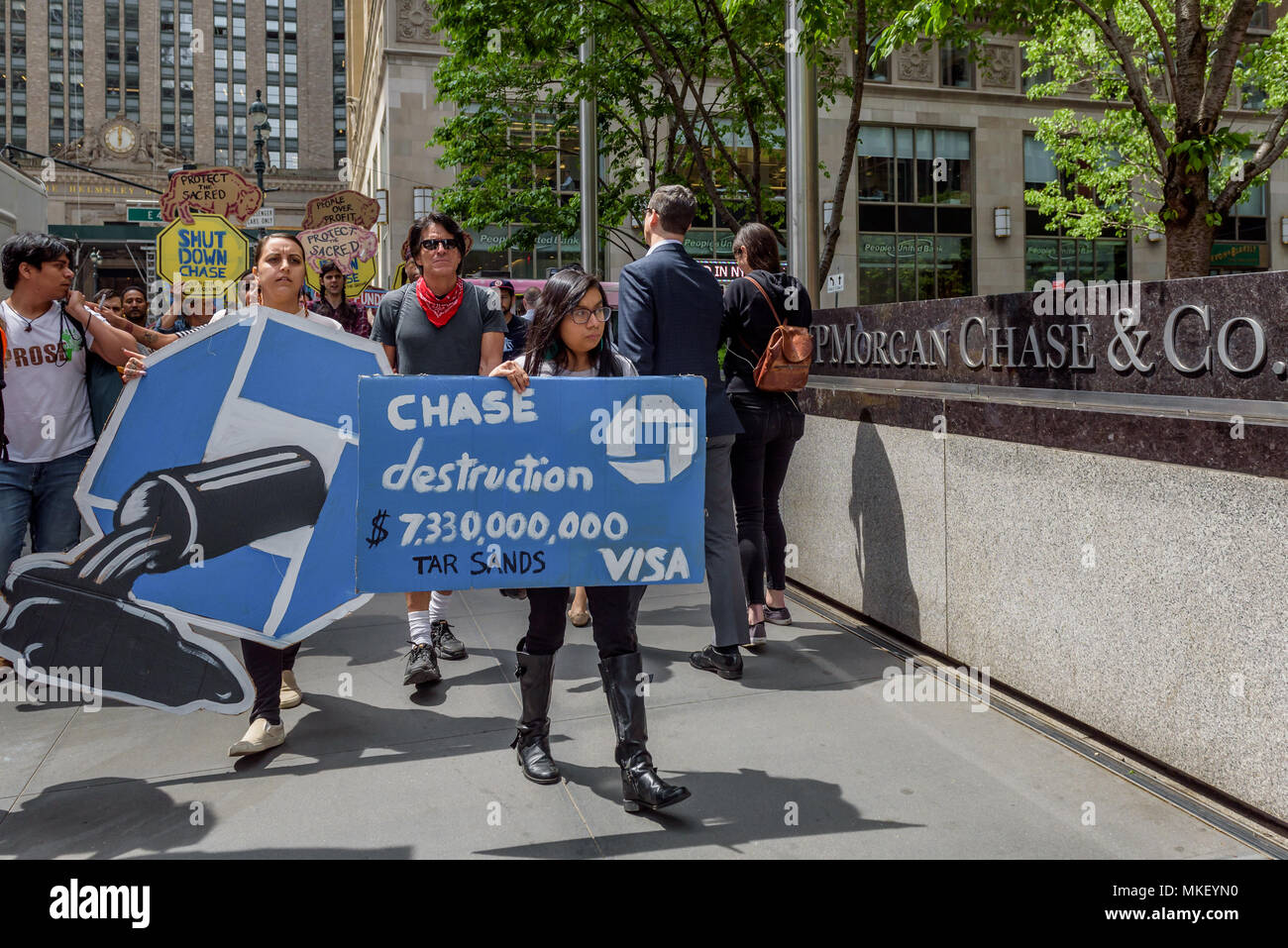 New York, Vereinigte Staaten. 07 Mai, 2018. Eine breite Koalition von Aktivisten und Gemeindeleiter sammelte, außerhalb von JP Morgan Chase Hauptsitz auf der Park Avenue, zusammen mit 14 US-Städten für #ShutDownChase, ein nationaler Tag der Aktion Holding top US Geldgeber der extremen fossile Brennstoffe, JPMorgan Chase, die Verantwortung für ihre Finanzierung. Chase hat behauptet das Pariser Abkommen zu unterstützen, doch wurde ramping ihre Mittel für die schlimmsten fossilen Brennstoffen und in den Prozess, hat finanzierte Projekte und Unternehmen, die indigenen Rechte und Kultur zu bedrohen. Credit: Erik McGregor/Pacific Press/Alamy leben Nachrichten Stockfoto