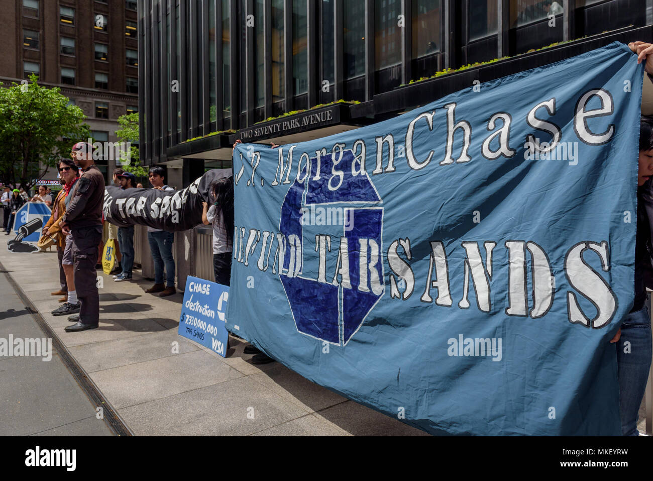 New York, Vereinigte Staaten. 07 Mai, 2018. Eine breite Koalition von Aktivisten und Gemeindeleiter sammelte, außerhalb von JP Morgan Chase Hauptsitz auf der Park Avenue, zusammen mit 14 US-Städten für #ShutDownChase, ein nationaler Tag der Aktion Holding top US Geldgeber der extremen fossile Brennstoffe, JPMorgan Chase, die Verantwortung für ihre Finanzierung. Chase hat behauptet das Pariser Abkommen zu unterstützen, doch wurde ramping ihre Mittel für die schlimmsten fossilen Brennstoffen und in den Prozess, hat finanzierte Projekte und Unternehmen, die indigenen Rechte und Kultur zu bedrohen. Credit: Erik McGregor/Pacific Press/Alamy leben Nachrichten Stockfoto