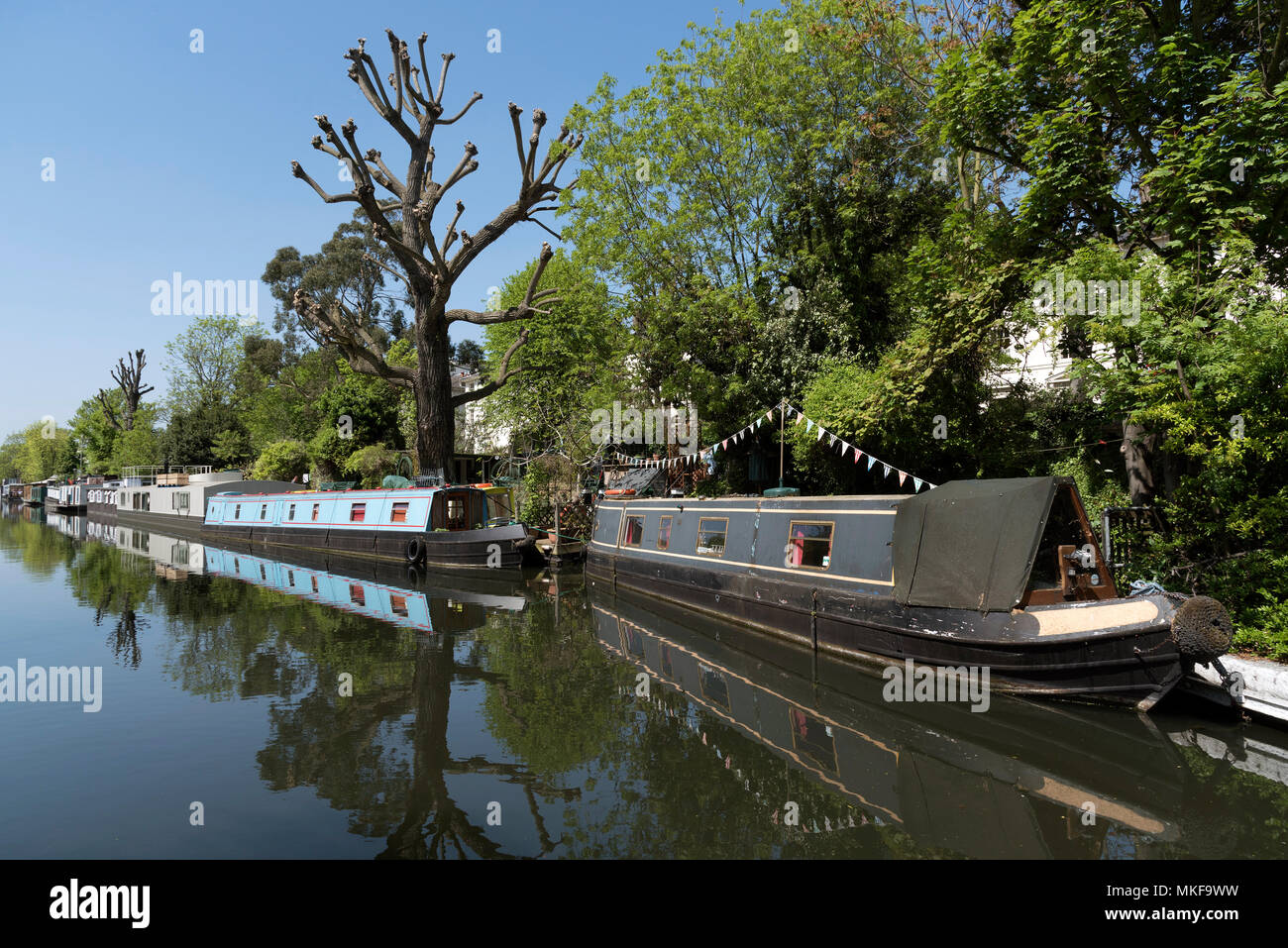 West London UK. 2018. Schwimmende Häuser auf der Paddington Arm des Grand Union Canal in Klein Venedig. Die Grand Union Canal auf Klein Venedig. Stockfoto