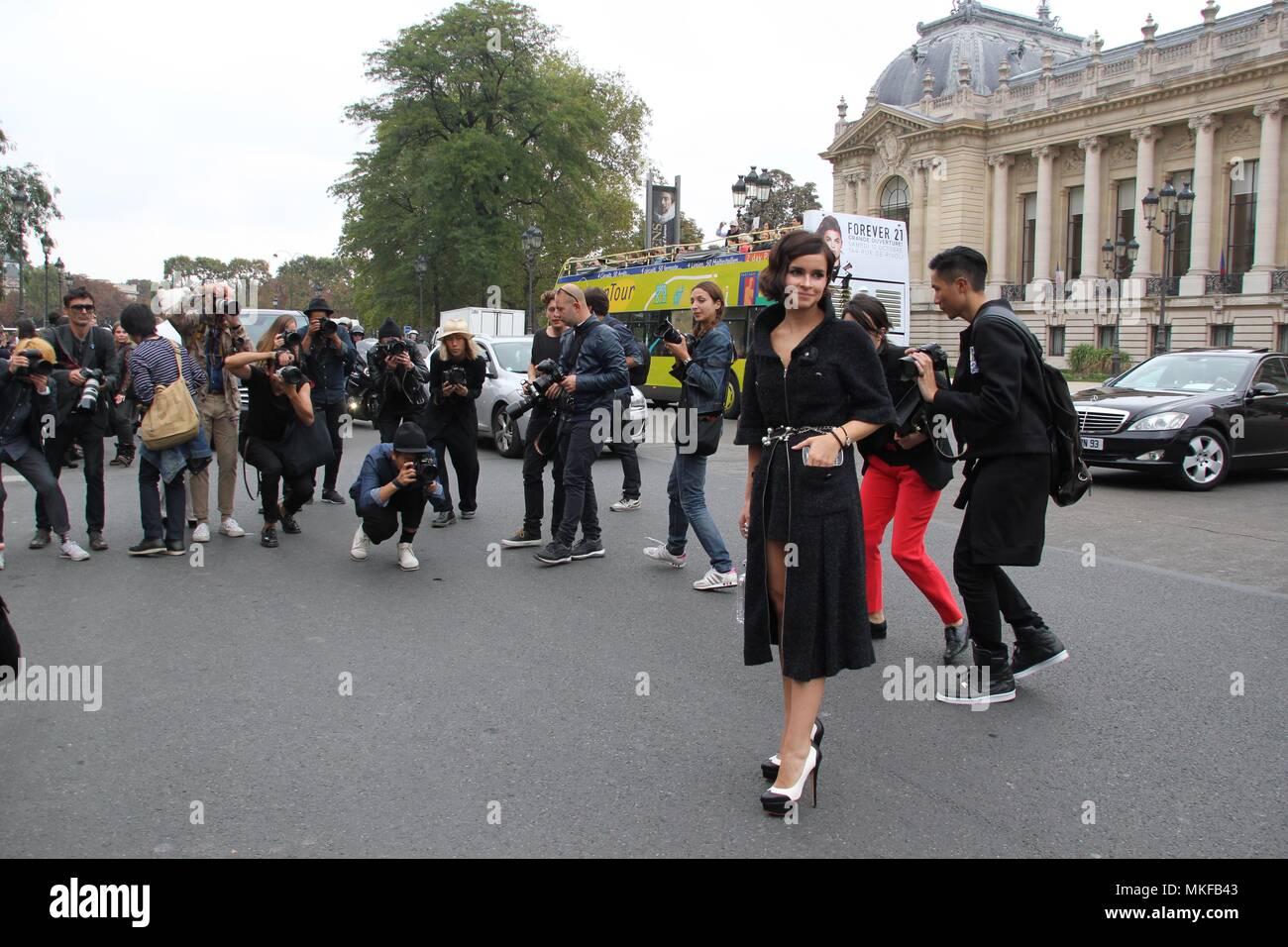 Miroslava Duma für die Fashion Week in Paris Stockfoto