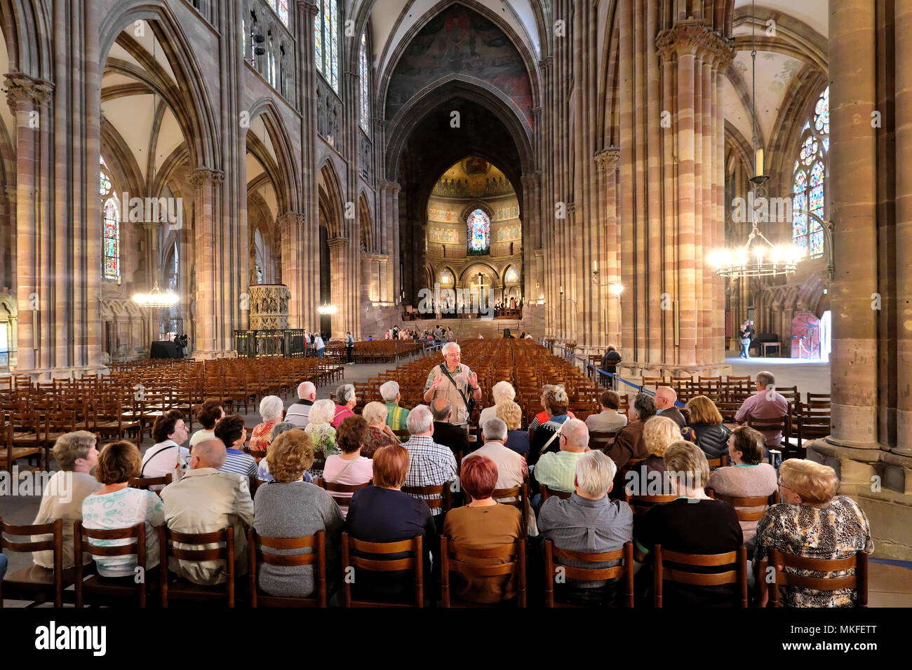 Tour Guide und seine Gruppe der westlichen/europäischen Touristen, Kathedrale von Straßburg/Cathédrale de Strasbourg, Straßburg, Elsass, Frankreich Stockfoto