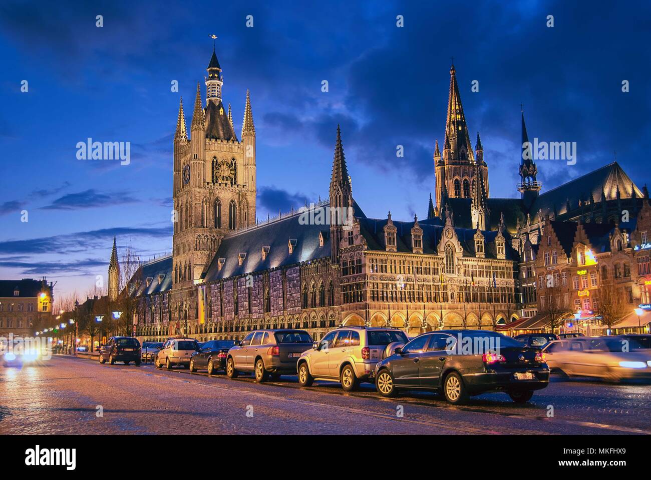 Die herrlichen Tuchhallen in Ypern, Belgien bei Nacht beleuchtet Stockfoto