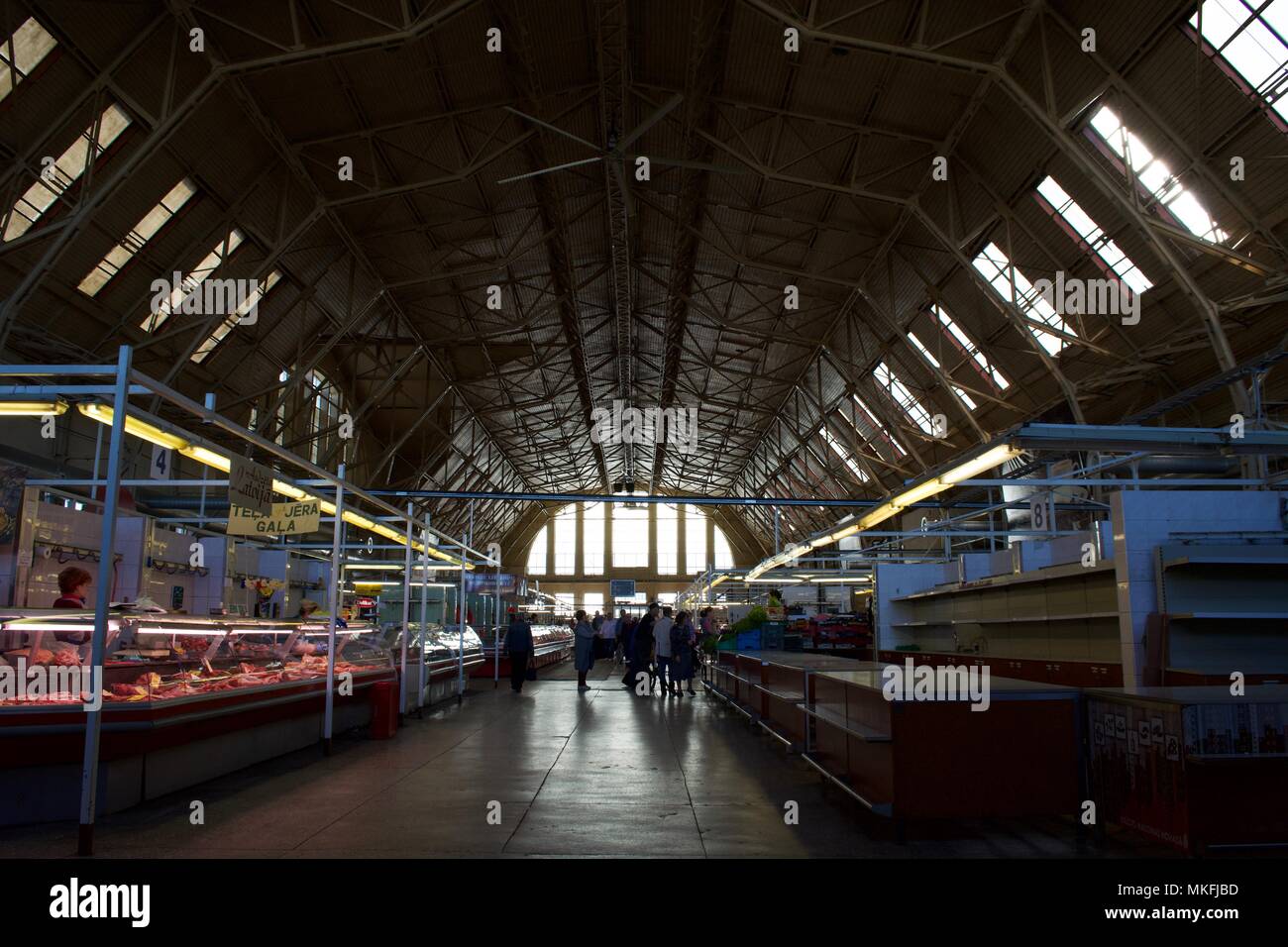 Die Innenseite der alten Zeppelin Hangar, die als ein Markt in Lettland verwendet wird. Stockfoto