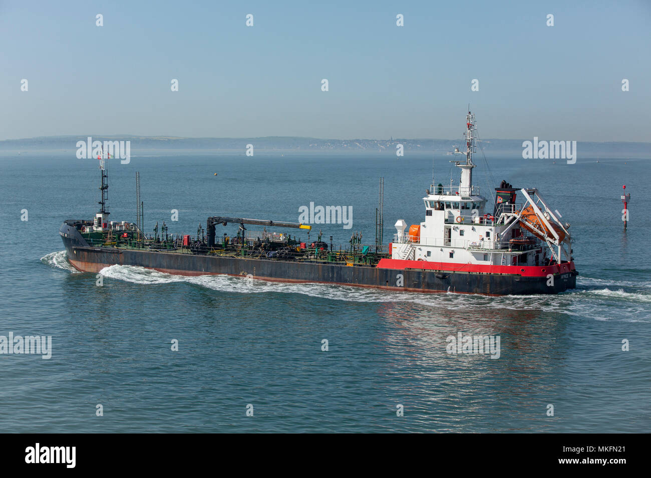Er Jaynee W, eine kleine Tanker verlassen Portsmouth Harbour auf einem klaren hellen Tag. Es ist ein Dienstprogramm Tanker für den Transport von Heizöl verwendet. Stockfoto