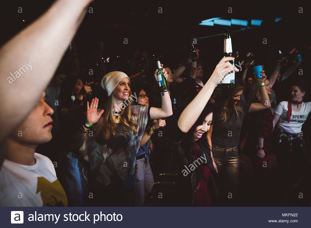 Milennials trinken, tanzen und feiern in der Diskothek Stockfoto