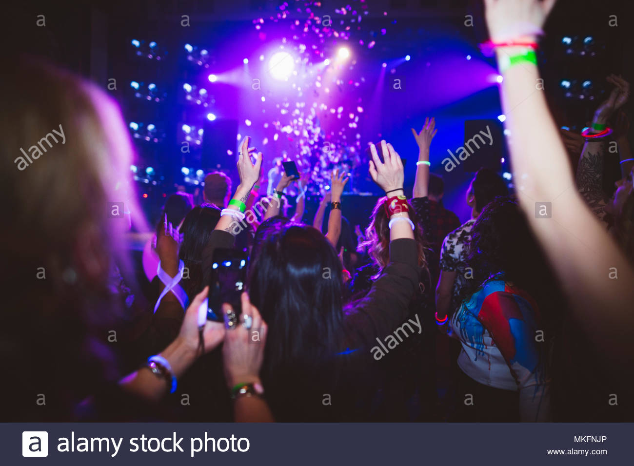 Tausendjährige tanzen, feiern in der Diskothek Stockfoto