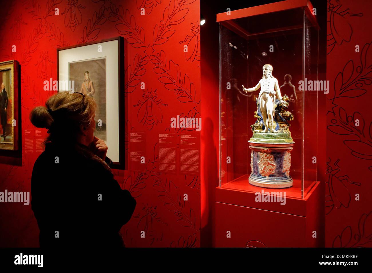 Eine Frau mit einer Statue von Napoleon Bonaparte ich Montreal Museum of Fine Arts suchen Stockfoto