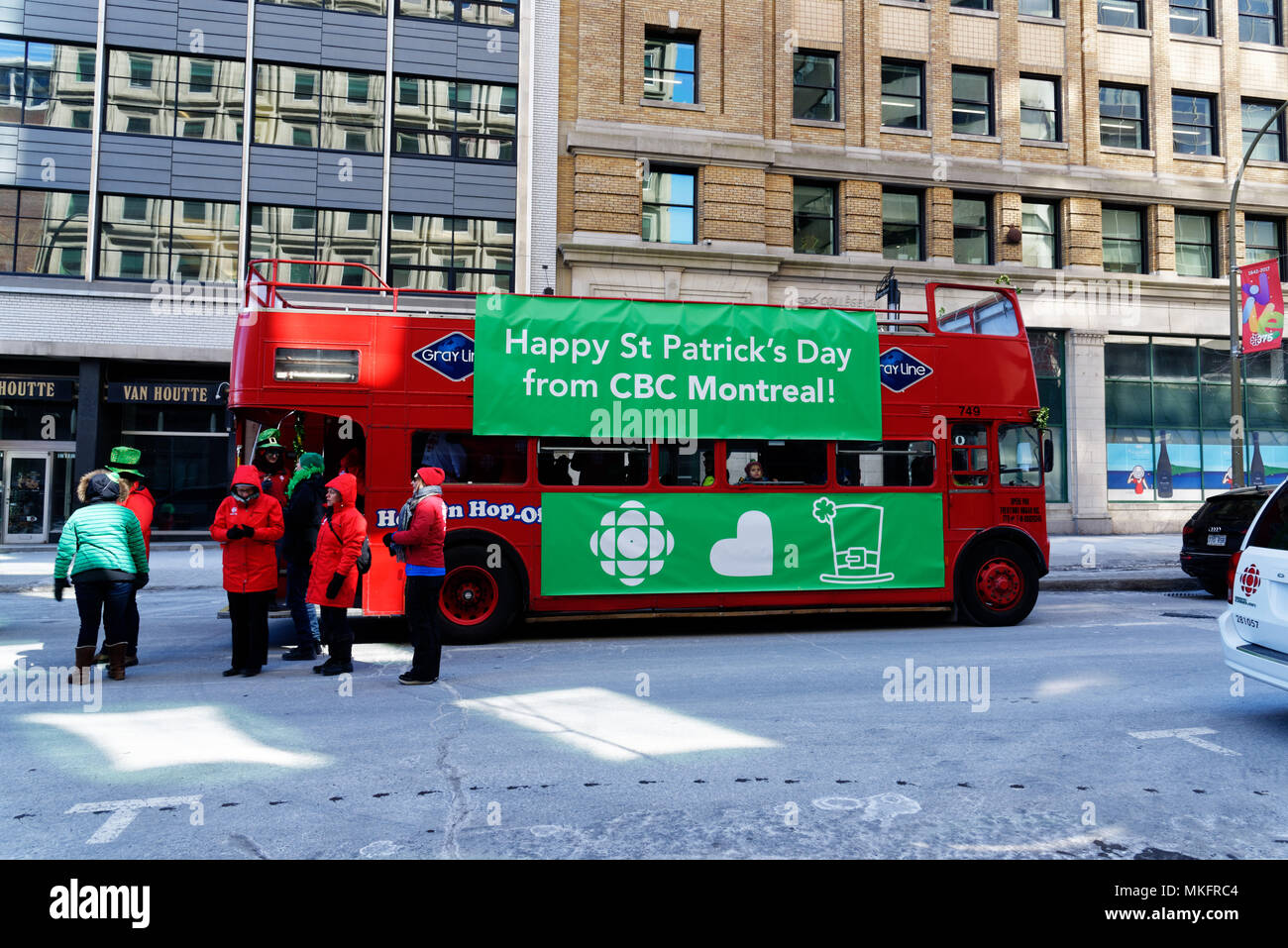 Ein roter Doppeldeckerbus Routemaster in Montreal in der St. Patrick's Day Parade Stockfoto